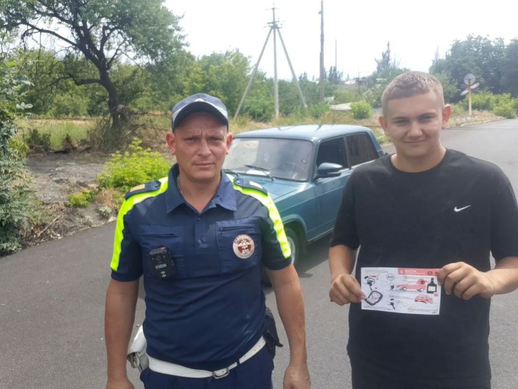 Госавтоинспекторы ведут профилактическую работу в Снежном Госавтоинспекторы ведут профилактическую работу в Снежном