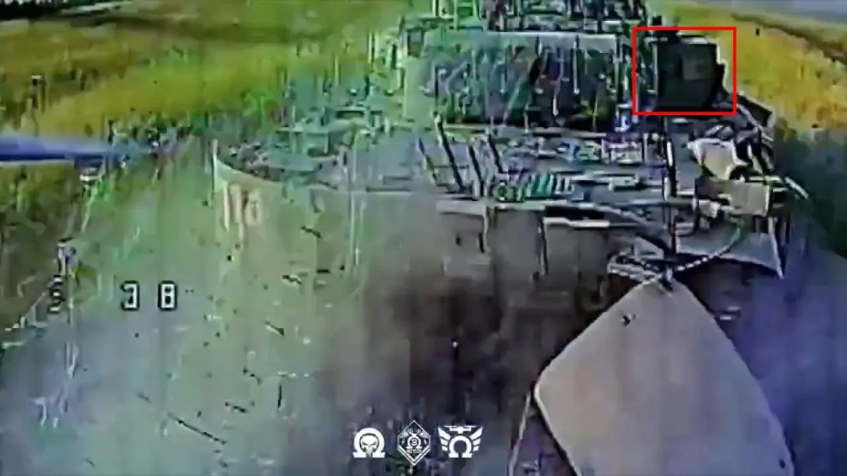 Первое видео, на котором засветился на фронте (в районе н.п. Маяк на Добропольском направлении) Т-72Б3 с КАЗ Арена-М Первое видео, на котором засветился на фронте (в районе н.п. Маяк на Добропольском направлении) Т-72Б3 с КАЗ Арена-М