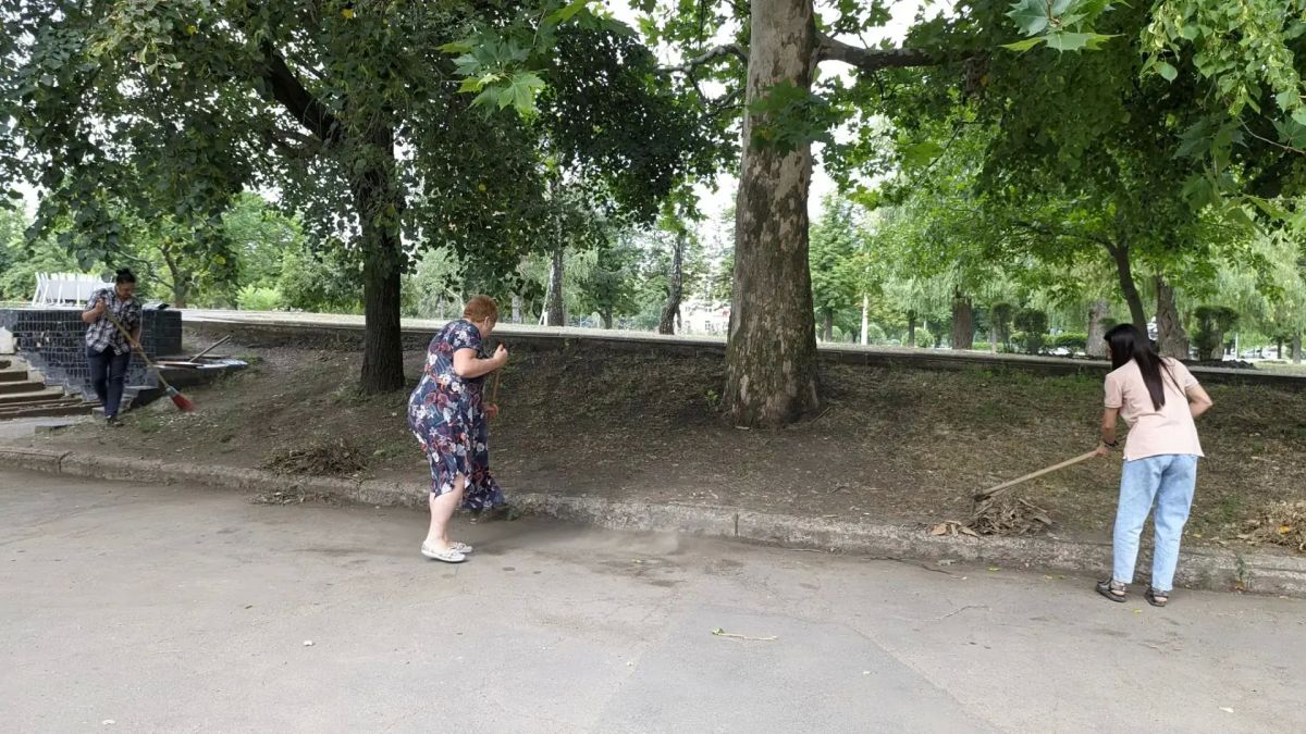 Наталья Бегуненко: Петровский район присоединился к еженедельной акции «Чистый четверг» в рамках проекта «Городская среда» Наталья Бегуненко: Петровский район присоединился к еженедельной акции «Чистый четверг» в рамках проекта «Городская среда»