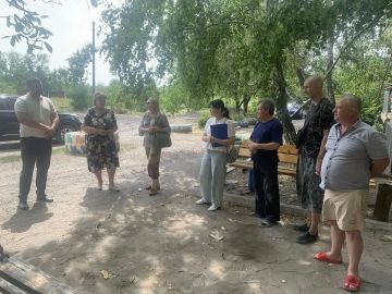 23 июля заместитель главы администрации городского округа Торез Александр Люлькович провел встречу с населением по ул. Кирова, д. 6