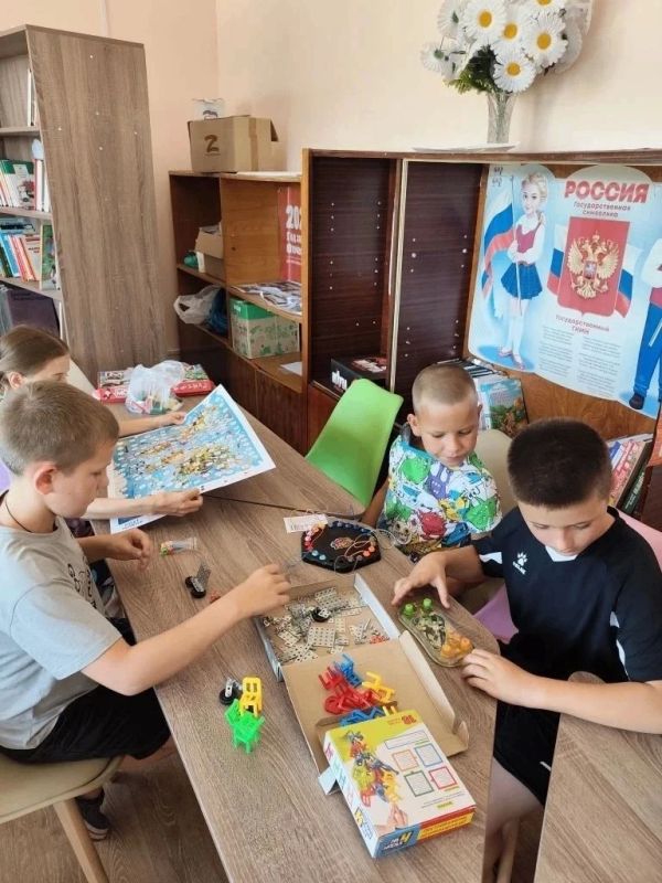 Юные новоазовцы продолжают весело и познавательно проводить летние каникулы Юные новоазовцы продолжают весело и познавательно проводить летние каникулы