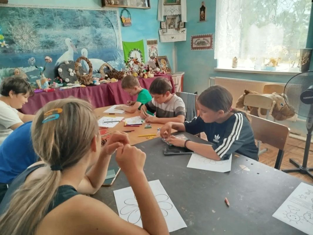 Юные новоазовцы продолжают весело и познавательно проводить летние каникулы Юные новоазовцы продолжают весело и познавательно проводить летние каникулы