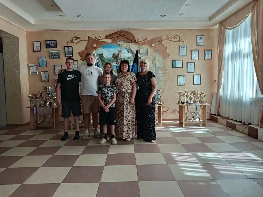 Семья - это начало пути: в Амвросиевском округе дети обрели новый дом Семья - это начало пути: в Амвросиевском округе дети обрели новый дом