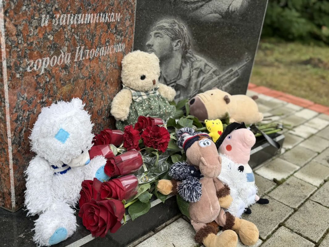 Денис Зубов: 24 июля в Парке культуры и отдыха г. Иловайска у "Памятника погибшим детям Донбасса" состоялось возложение цветов в память о погибших детях Донбасса Денис Зубов: 24 июля в Парке культуры и отдыха г. Иловайска у "Памятника погибшим детям Донбасса" состоялось возложение цветов в память о погибших детях Донбасса