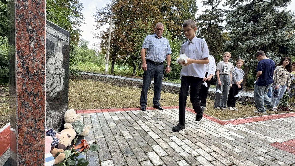 Денис Зубов: 24 июля в Парке культуры и отдыха г. Иловайска у "Памятника погибшим детям Донбасса" состоялось возложение цветов в память о погибших детях Донбасса Денис Зубов: 24 июля в Парке культуры и отдыха г. Иловайска у "Памятника погибшим детям Донбасса" состоялось возложение цветов в память о погибших детях Донбасса