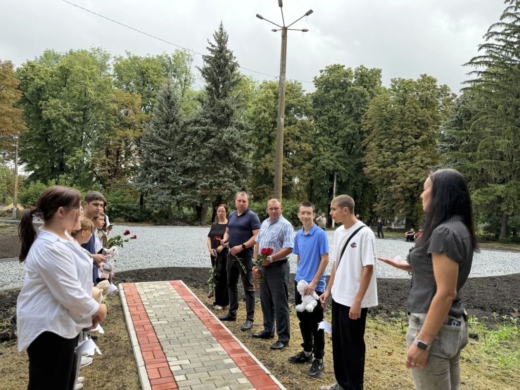 Денис Зубов: 24 июля в Парке культуры и отдыха г. Иловайска у "Памятника погибшим детям Донбасса" состоялось возложение цветов в память о погибших детях Донбасса Денис Зубов: 24 июля в Парке культуры и отдыха г. Иловайска у "Памятника погибшим детям Донбасса" состоялось возложение цветов в память о погибших детях Донбасса