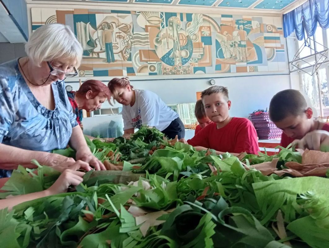 Zащитникам — с любовью!. Во Всероссийскую акцию Союза женщин России «Zащитникам с любовью» Совет женщин Буденновского района по традиции привлекает для участия подрастающее поколение Zащитникам — с любовью!. Во Всероссийскую акцию Союза женщин России «Zащитникам с любовью» Совет женщин Буденновского района по традиции привлекает для участия подрастающее поколение