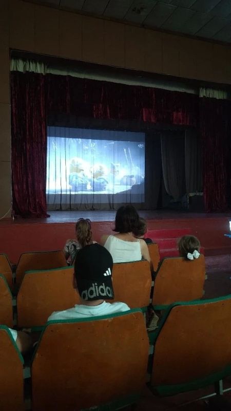 Юные новоазовцы продолжают весело и познавательно проводить летние каникулы Юные новоазовцы продолжают весело и познавательно проводить летние каникулы