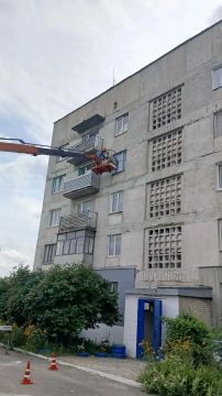 В рамках выполнения плана по текущему ремонту жилого фонда специалистами производственного Дебальцевского участка Енакиевского филиала по управлению МКД ДНР выполнены работы по герметизации и заделке межплиточных швов фасада...