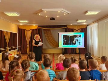 Музыка, радость и мультфильмы: как дошкольники в Кировском знакомились с искусством