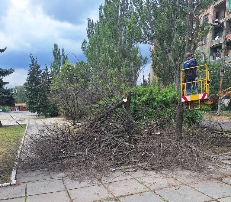Сегодня, 24 июля, в рамках мероприятий по благоустройству и наведению санитарного порядка в Кировском внутригородском районе Филиалом № 3 «Макеевский металлургический завод» ООО «ЮГМК ДОНЕЦК» выполняются работы по обрезке... Сегодня, 24 июля, в рамках мероприятий по благоустройству и наведению санитарного порядка в Кировском внутригородском районе Филиалом № 3 «Макеевский металлургический завод» ООО «ЮГМК ДОНЕЦК» выполняются работы по обрезке...