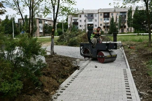 Плитка, асфальт и новые дорожки: парки в Кировском преображаются Плитка, асфальт и новые дорожки: парки в Кировском преображаются