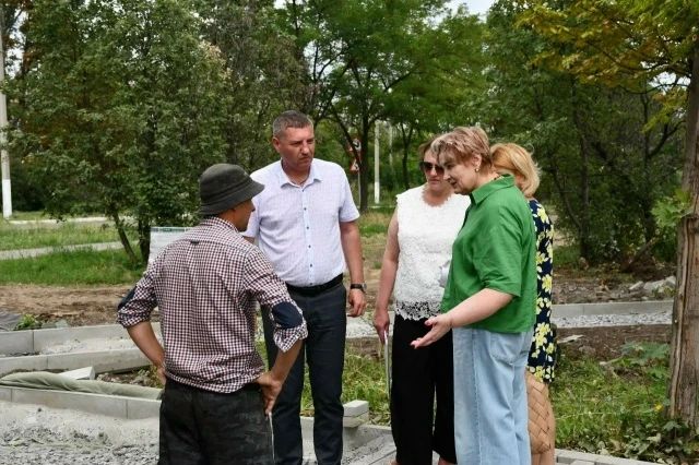 Плитка, асфальт и новые дорожки: парки в Кировском преображаются Плитка, асфальт и новые дорожки: парки в Кировском преображаются