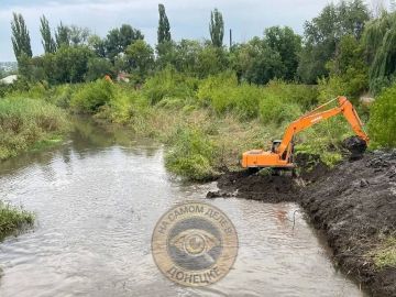 В ДНР расчищают русла рек экскаватор