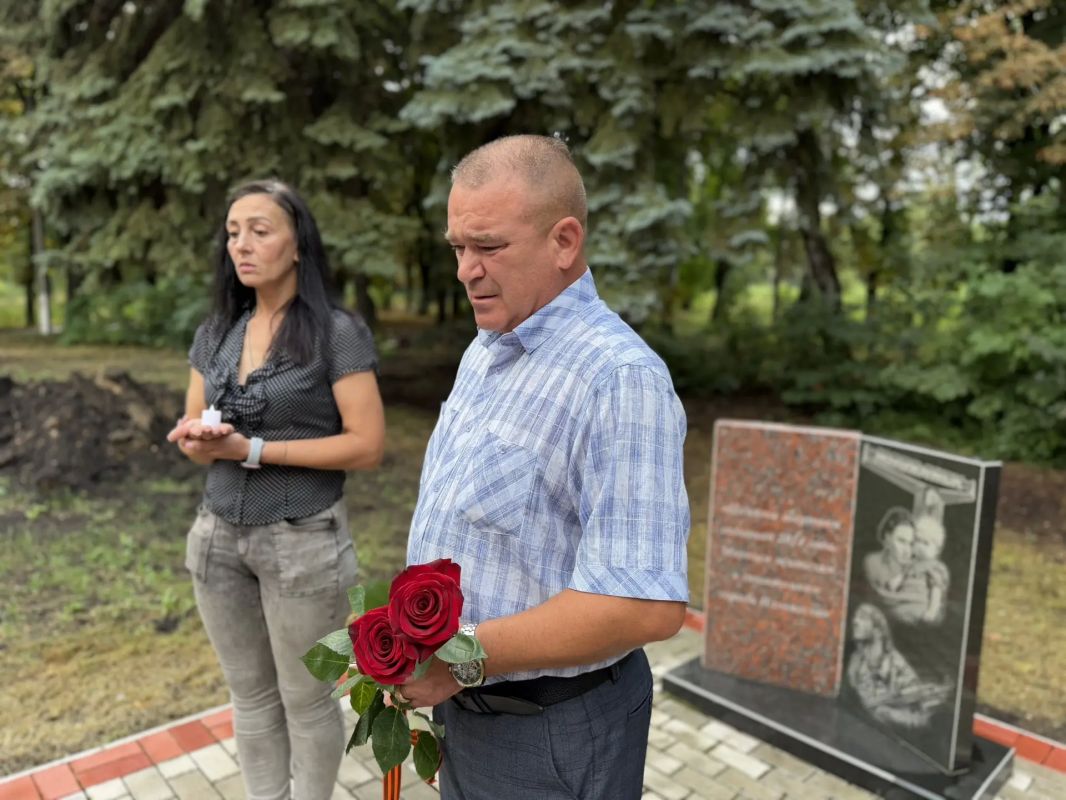 Денис Зубов: 24 июля в Парке культуры и отдыха г. Иловайска у "Памятника погибшим детям Донбасса" состоялось возложение цветов в память о погибших детях Донбасса Денис Зубов: 24 июля в Парке культуры и отдыха г. Иловайска у "Памятника погибшим детям Донбасса" состоялось возложение цветов в память о погибших детях Донбасса
