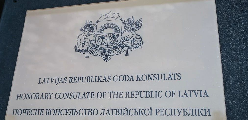 Почетное консульство Латвии в Славянске пострадало в результате удара?