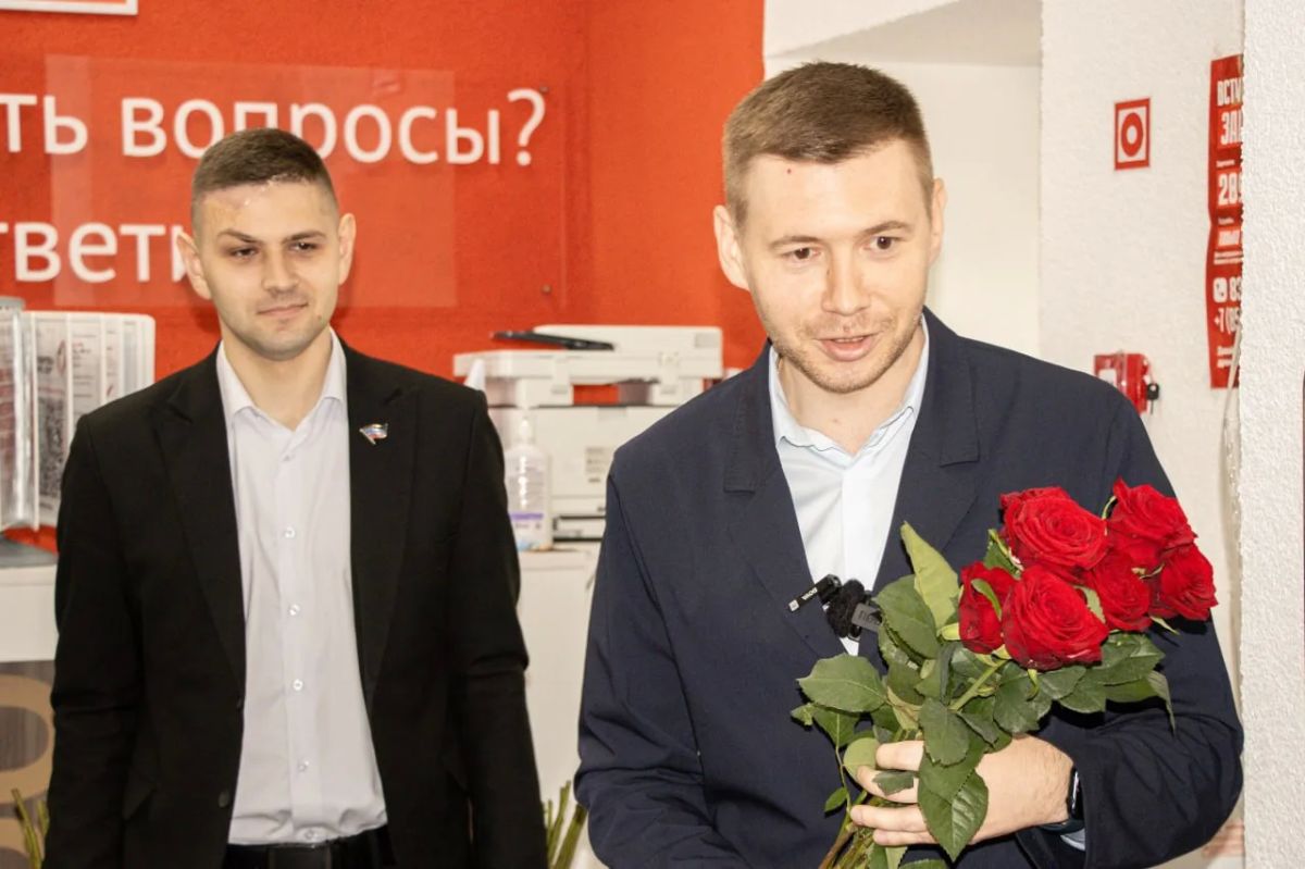Поздравьте сотрудника, который будет вас обслуживать Поздравьте сотрудника, который будет вас обслуживать