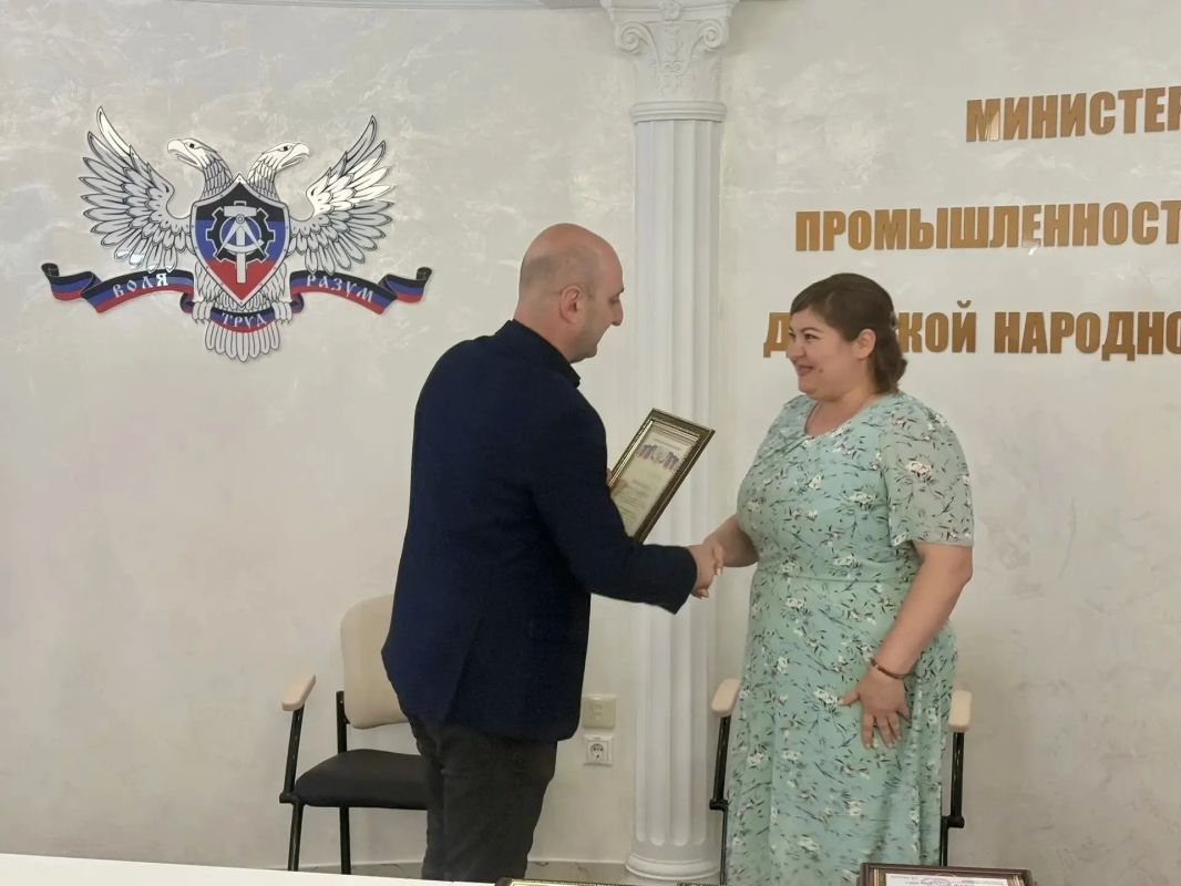 Гурген Малхасян: В преддверии Дня работника торговли вручили заслуженные награды коллегам и работникам сферы торговли Донецкой Народной Республики Гурген Малхасян: В преддверии Дня работника торговли вручили заслуженные награды коллегам и работникам сферы торговли Донецкой Народной Республики