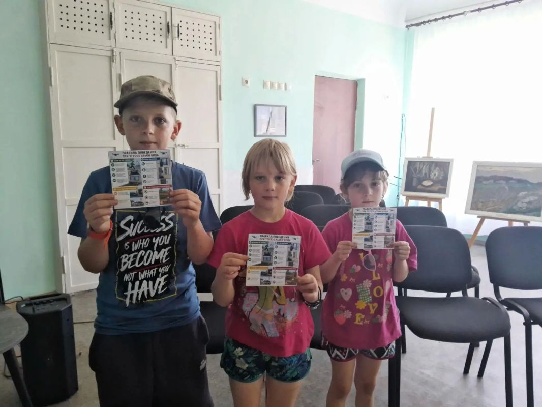 В период школьных каникул учащиеся посетили Дебальцевский городской музей в рамках реализации образовательного проекта «Я учусь в музее» В период школьных каникул учащиеся посетили Дебальцевский городской музей в рамках реализации образовательного проекта «Я учусь в музее»