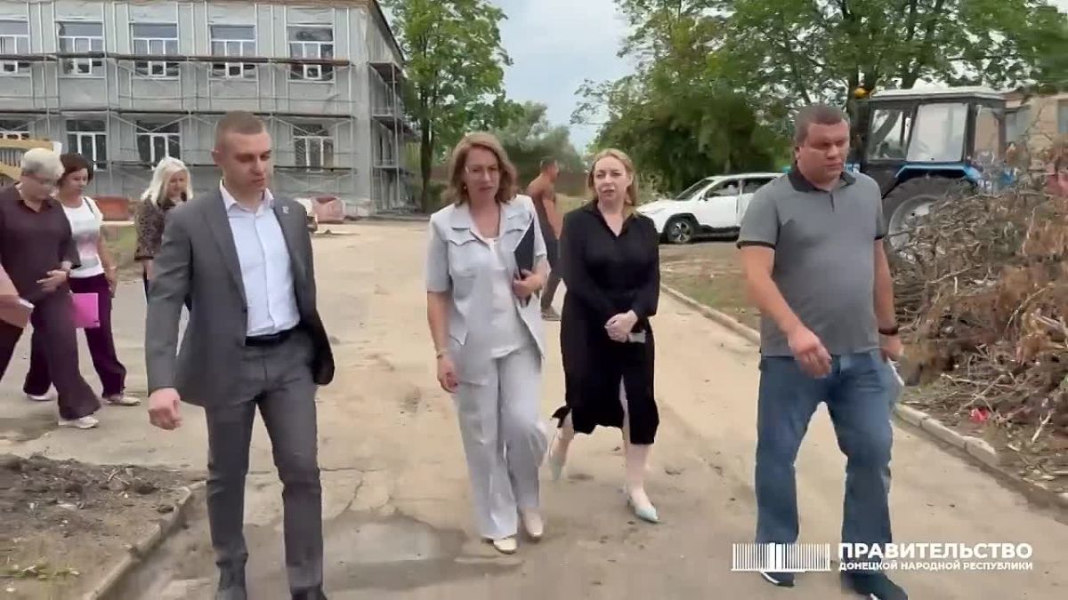 Лариса Толстыкина проинспектировала ход восстановительных работ в одной из школ ДНР, которые проводятся в рамках нацпроекта «Молодежь и дети»