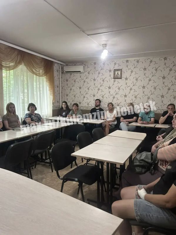 Состоялась встреча заместителя главы администрации г. о. Донецк с трудовым коллективом муниципального казенного учреждения «Централизованная бухгалтерия учреждений образования Киевского района города Донецка» Состоялась встреча заместителя главы администрации г. о. Донецк с трудовым коллективом муниципального казенного учреждения «Централизованная бухгалтерия учреждений образования Киевского района города Донецка»