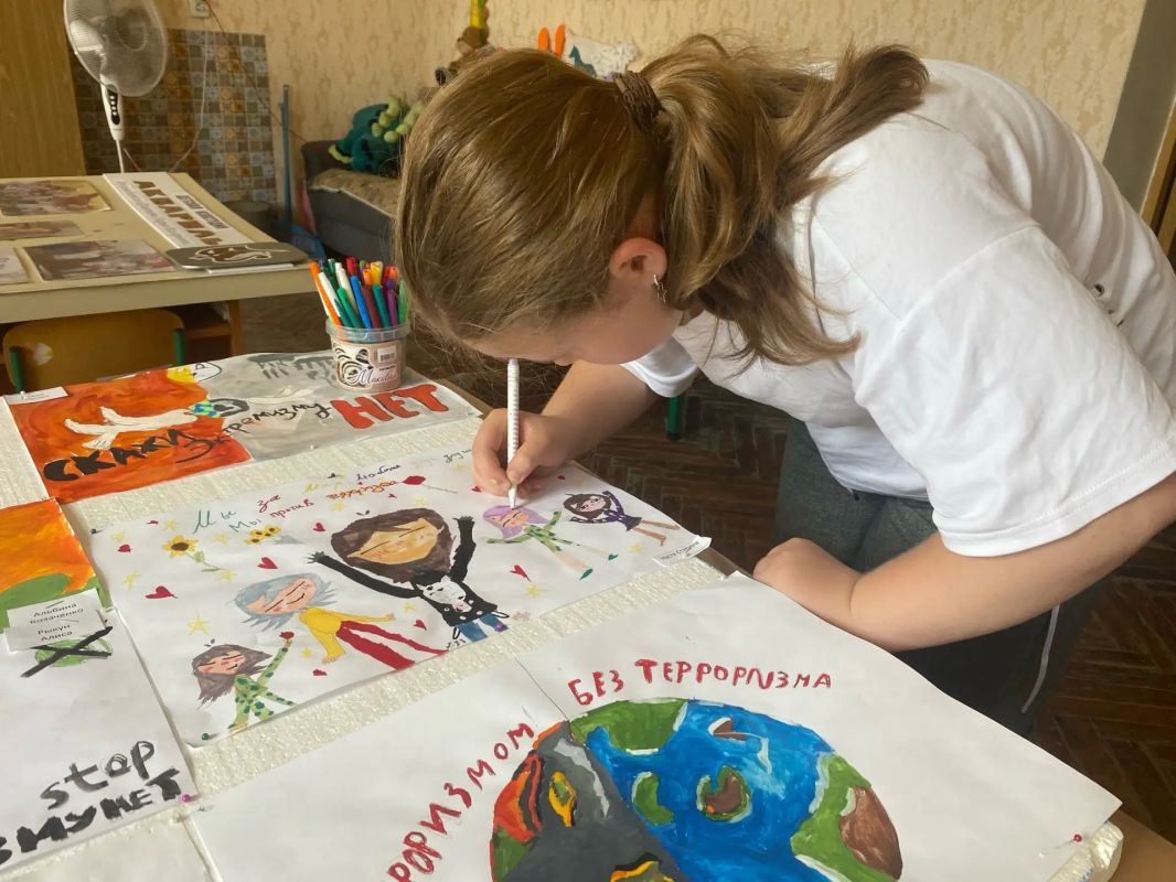 В Муниципальном бюджетном учреждении «Городской дворец культуры им. В. Г. Кирсановой», Дворец культуры «ЯКХЗ», прошла выставка рисунков «Мы за мир без экстремизма» В Муниципальном бюджетном учреждении «Городской дворец культуры им. В. Г. Кирсановой», Дворец культуры «ЯКХЗ», прошла выставка рисунков «Мы за мир без экстремизма»