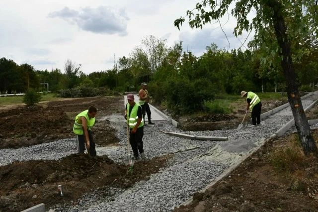 Плитка, асфальт и новые дорожки: парки в Кировском преображаются Плитка, асфальт и новые дорожки: парки в Кировском преображаются