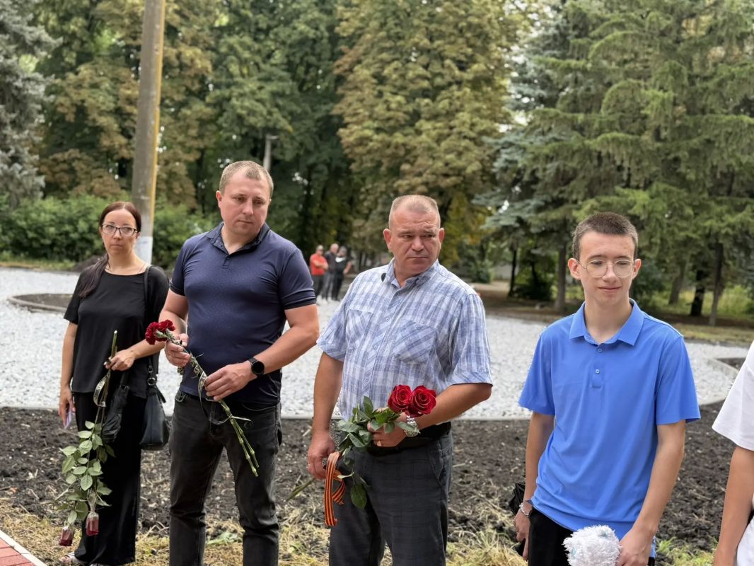 Денис Зубов: 24 июля в Парке культуры и отдыха г. Иловайска у "Памятника погибшим детям Донбасса" состоялось возложение цветов в память о погибших детях Донбасса Денис Зубов: 24 июля в Парке культуры и отдыха г. Иловайска у "Памятника погибшим детям Донбасса" состоялось возложение цветов в память о погибших детях Донбасса