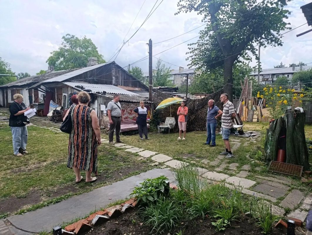 Сегодня, 24 июля в Червоногвардейском районе состоялась встреча первого заместителя руководителя Управы Червоногвардейского внутригородского района Антона Гринзовского с жителями жилого массива Крупской у дома №2 по улице...