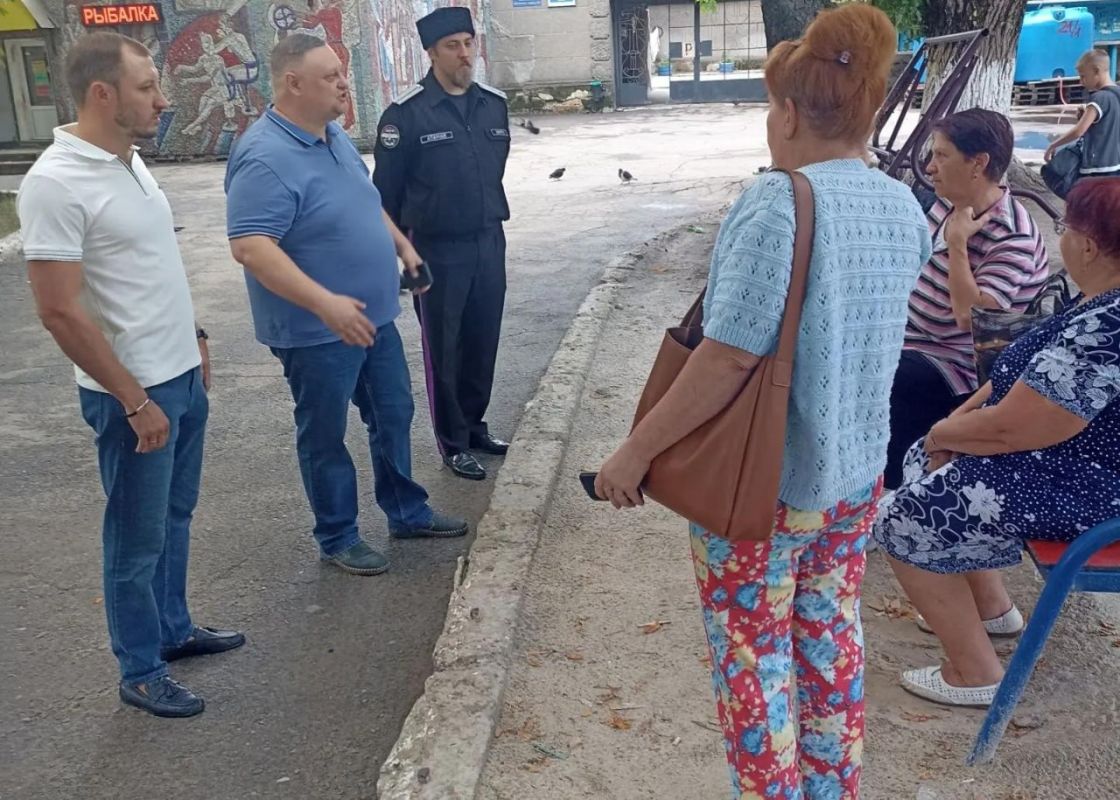 Иван Адамец: Заместитель руководителя Управы Куйбышевского района Алексей Шлапак, депутат Донецкого горсовета Сергей Остапенко, член Общественного совета Донецка Богдан Солодченко и представители Единого регионального фонда... Иван Адамец: Заместитель руководителя Управы Куйбышевского района Алексей Шлапак, депутат Донецкого горсовета Сергей Остапенко, член Общественного совета Донецка Богдан Солодченко и представители Единого регионального фонда...