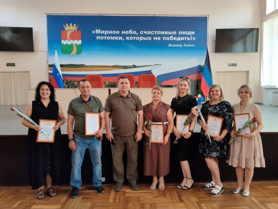 В администрации Амвросиевского муниципального округа поздравили предпринимателей