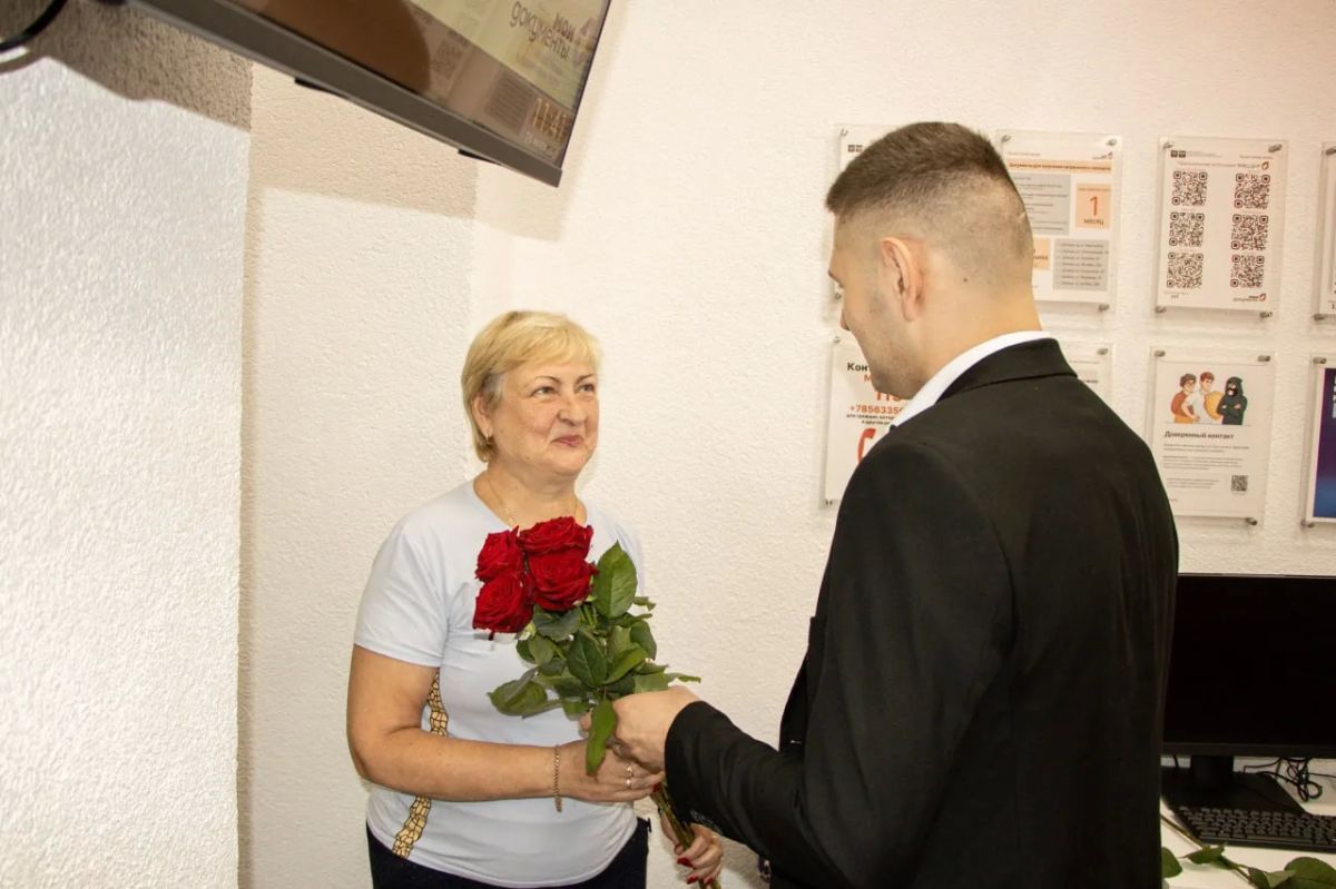 Поздравьте сотрудника, который будет вас обслуживать Поздравьте сотрудника, который будет вас обслуживать