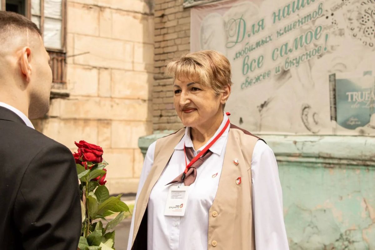 Поздравьте сотрудника, который будет вас обслуживать Поздравьте сотрудника, который будет вас обслуживать