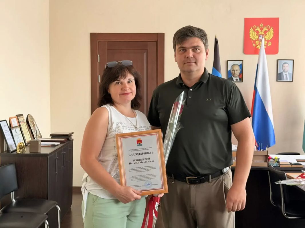 Глава муниципального образования городской округ Торез Артём Чесноков поздравил работников торговли в день их профессионального праздника Глава муниципального образования городской округ Торез Артём Чесноков поздравил работников торговли в день их профессионального праздника