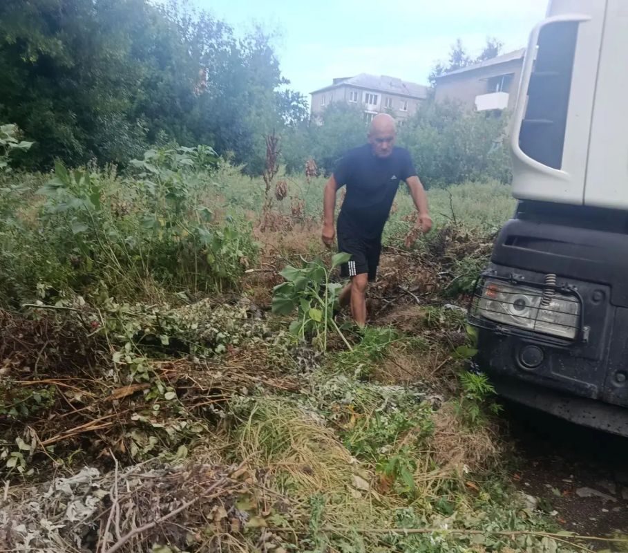 Сегодня, 24 июля, с целью приведения территории в надлежащее санитарное состояние в Кировском внутригородском районе выполнены работы по вывозу крупногабаритных накоплений мусора на контейнерных площадках по адресам: ул.... Сегодня, 24 июля, с целью приведения территории в надлежащее санитарное состояние в Кировском внутригородском районе выполнены работы по вывозу крупногабаритных накоплений мусора на контейнерных площадках по адресам: ул....