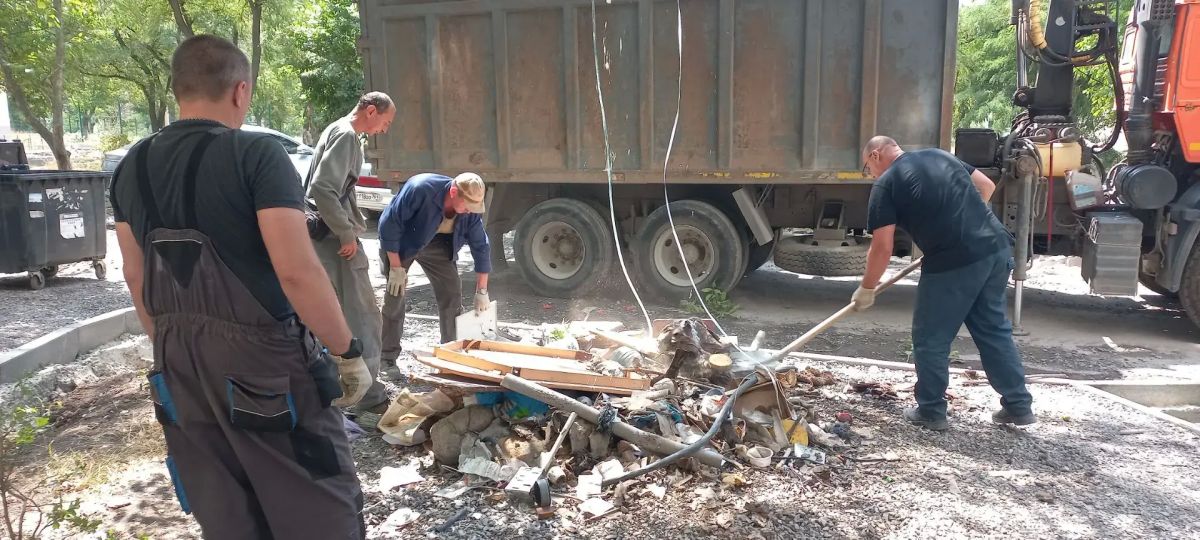 Миссия: чистота!. Члены и сторонники Партии провели субботник на прилегающей к домам территории по адресу пр-кт Тульский, 91-93 Миссия: чистота!. Члены и сторонники Партии провели субботник на прилегающей к домам территории по адресу пр-кт Тульский, 91-93