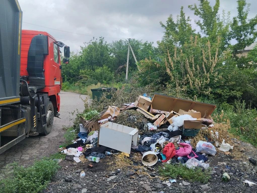 Сегодня, 24 июля, с целью приведения территории в надлежащее санитарное состояние в Кировском внутригородском районе выполнены работы по вывозу крупногабаритных накоплений мусора на контейнерных площадках по адресам: ул.... Сегодня, 24 июля, с целью приведения территории в надлежащее санитарное состояние в Кировском внутригородском районе выполнены работы по вывозу крупногабаритных накоплений мусора на контейнерных площадках по адресам: ул....