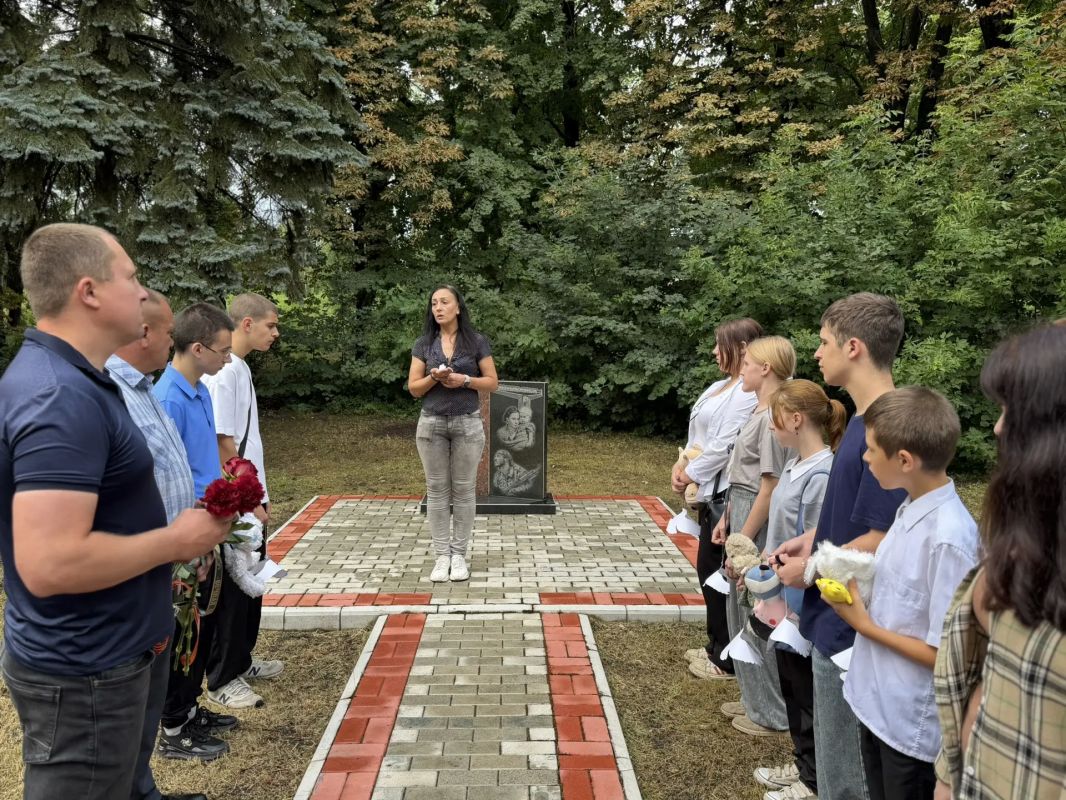 Денис Зубов: 24 июля в Парке культуры и отдыха г. Иловайска у "Памятника погибшим детям Донбасса" состоялось возложение цветов в память о погибших детях Донбасса Денис Зубов: 24 июля в Парке культуры и отдыха г. Иловайска у "Памятника погибшим детям Донбасса" состоялось возложение цветов в память о погибших детях Донбасса