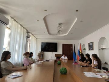 В ходе рабочего совещания заместитель главы администрации городского округа Торез А.С. Остапенко совместно с управляющим делами администрации Н.Н. Бекетовой рассказали молодым муниципальным служащим о Всероссийской программе...