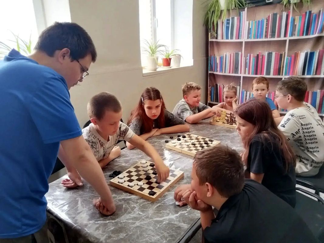 Юные новоазовцы продолжают весело и познавательно проводить летние каникулы Юные новоазовцы продолжают весело и познавательно проводить летние каникулы
