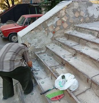 В Снежном продолжаются плановые работы по обслуживанию жилого фонда