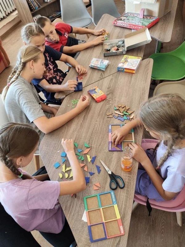 Юные новоазовцы продолжают весело и познавательно проводить летние каникулы Юные новоазовцы продолжают весело и познавательно проводить летние каникулы