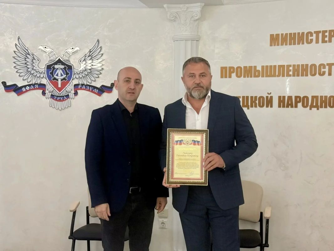Гурген Малхасян: В преддверии Дня работника торговли вручили заслуженные награды коллегам и работникам сферы торговли Донецкой Народной Республики Гурген Малхасян: В преддверии Дня работника торговли вручили заслуженные награды коллегам и работникам сферы торговли Донецкой Народной Республики