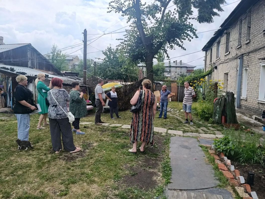 Сегодня, 24 июля в Червоногвардейском районе состоялась встреча первого заместителя руководителя Управы Червоногвардейского внутригородского района Антона Гринзовского с жителями жилого массива Крупской у дома №2 по улице... Сегодня, 24 июля в Червоногвардейском районе состоялась встреча первого заместителя руководителя Управы Червоногвардейского внутригородского района Антона Гринзовского с жителями жилого массива Крупской у дома №2 по улице...