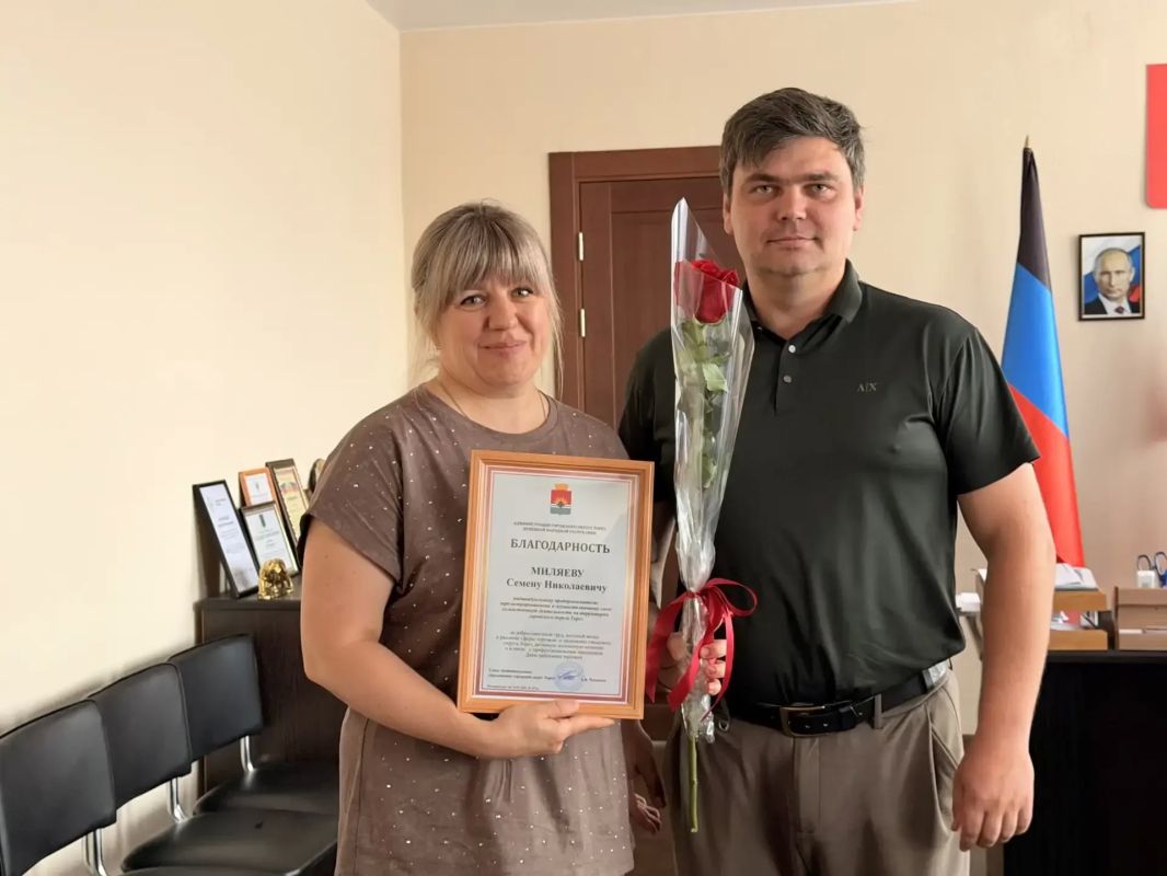 Глава муниципального образования городской округ Торез Артём Чесноков поздравил работников торговли в день их профессионального праздника Глава муниципального образования городской округ Торез Артём Чесноков поздравил работников торговли в день их профессионального праздника
