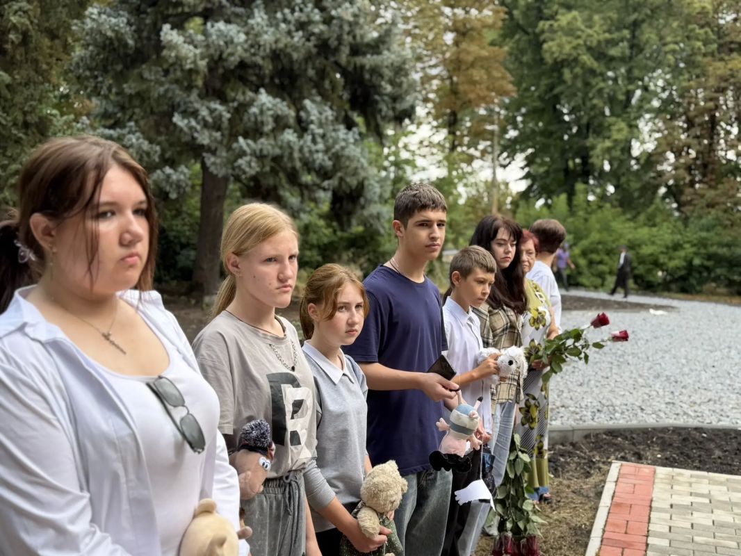 Денис Зубов: 24 июля в Парке культуры и отдыха г. Иловайска у "Памятника погибшим детям Донбасса" состоялось возложение цветов в память о погибших детях Донбасса Денис Зубов: 24 июля в Парке культуры и отдыха г. Иловайска у "Памятника погибшим детям Донбасса" состоялось возложение цветов в память о погибших детях Донбасса