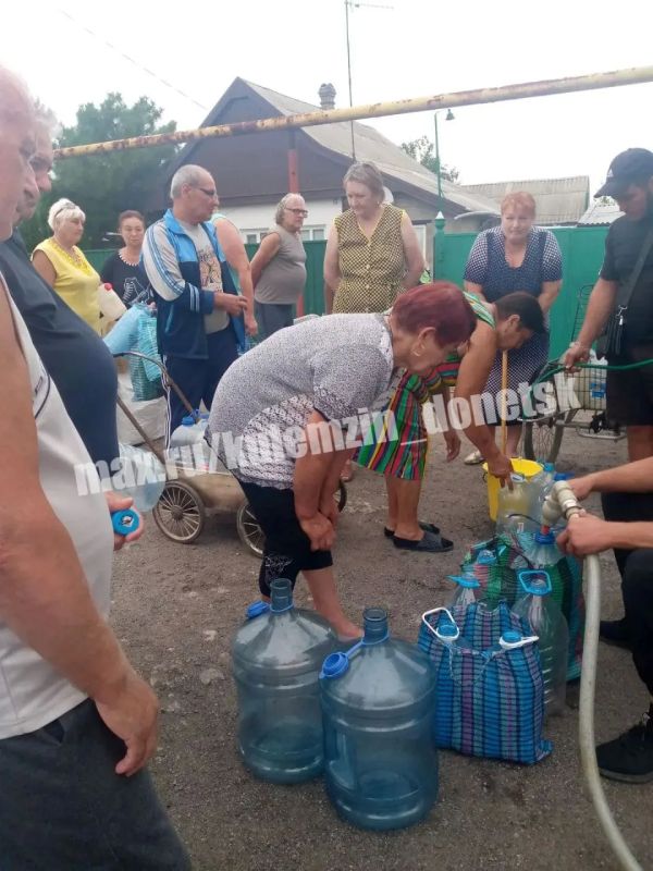 Алексей Кулемзин: Донецкие производители воды не остаются в стороне и продолжают поддерживать жителей в непростое время Алексей Кулемзин: Донецкие производители воды не остаются в стороне и продолжают поддерживать жителей в непростое время