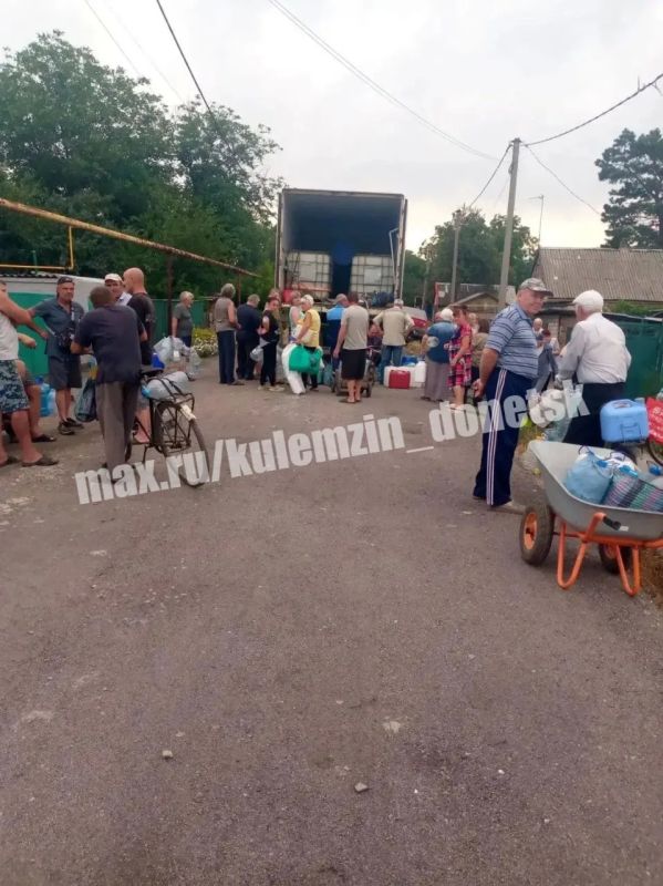 Алексей Кулемзин: Донецкие производители воды не остаются в стороне и продолжают поддерживать жителей в непростое время Алексей Кулемзин: Донецкие производители воды не остаются в стороне и продолжают поддерживать жителей в непростое время