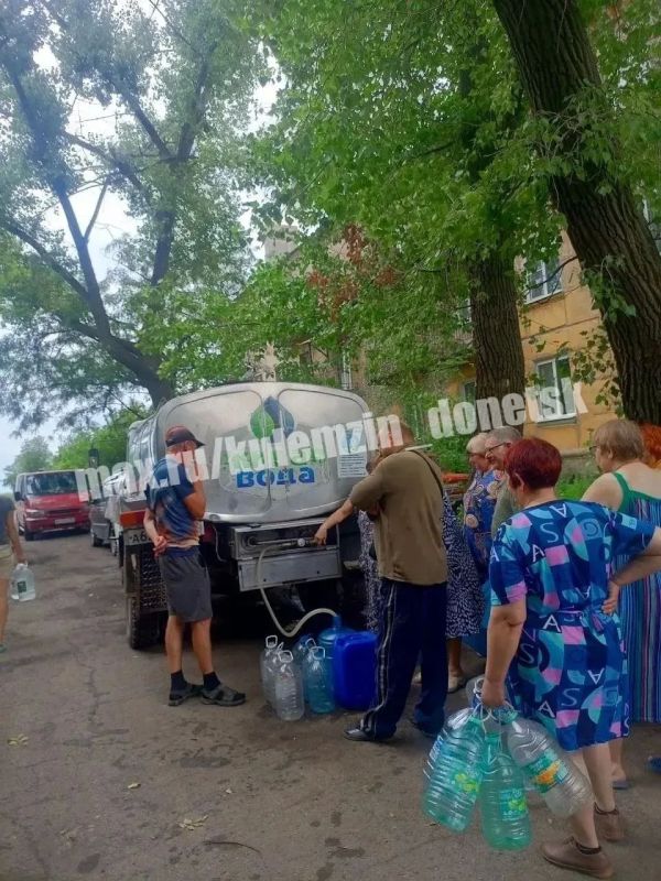 Алексей Кулемзин: Донецкие производители воды не остаются в стороне и продолжают поддерживать жителей в непростое время Алексей Кулемзин: Донецкие производители воды не остаются в стороне и продолжают поддерживать жителей в непростое время