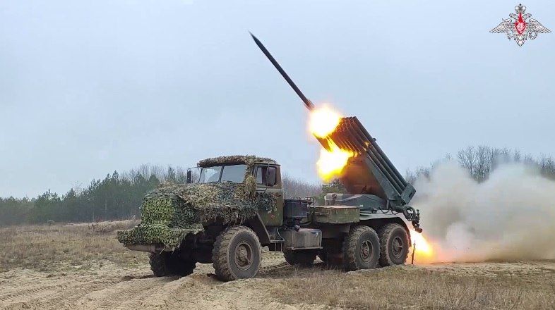 С 18 по 24 июля в ответ на террористические атаки Украины по гражданским объектам на территории России Вооруженными силами РФ нанесены массированный и 18 групповых ударов по предприятиям ВПК, объектам инфраструктуры портов...